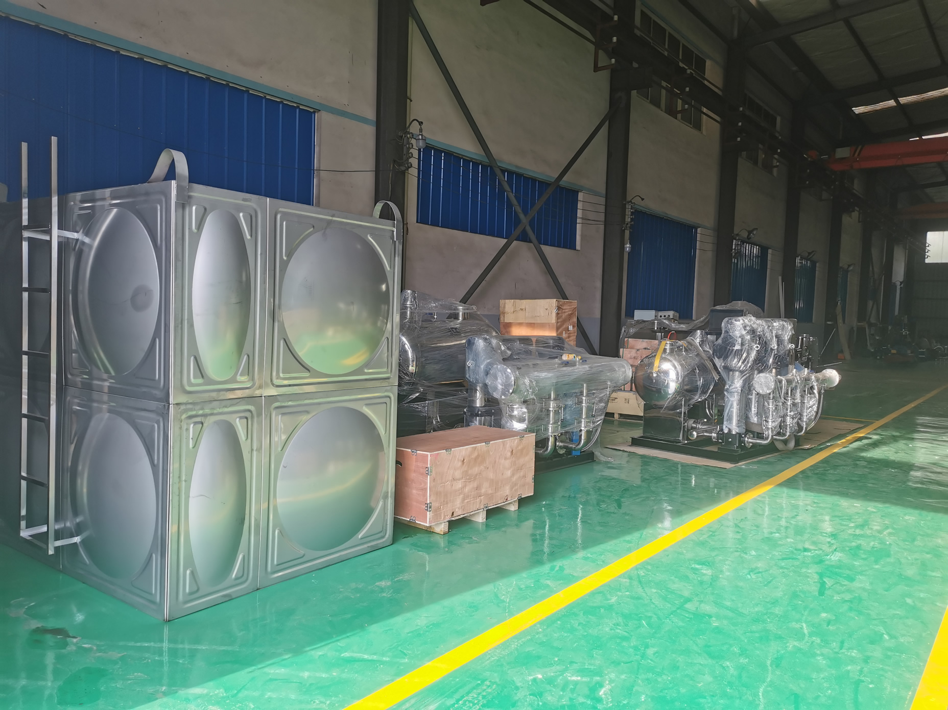 標準化的不銹鋼水箱、供水設備與污水提升設備生產(chǎn)車間